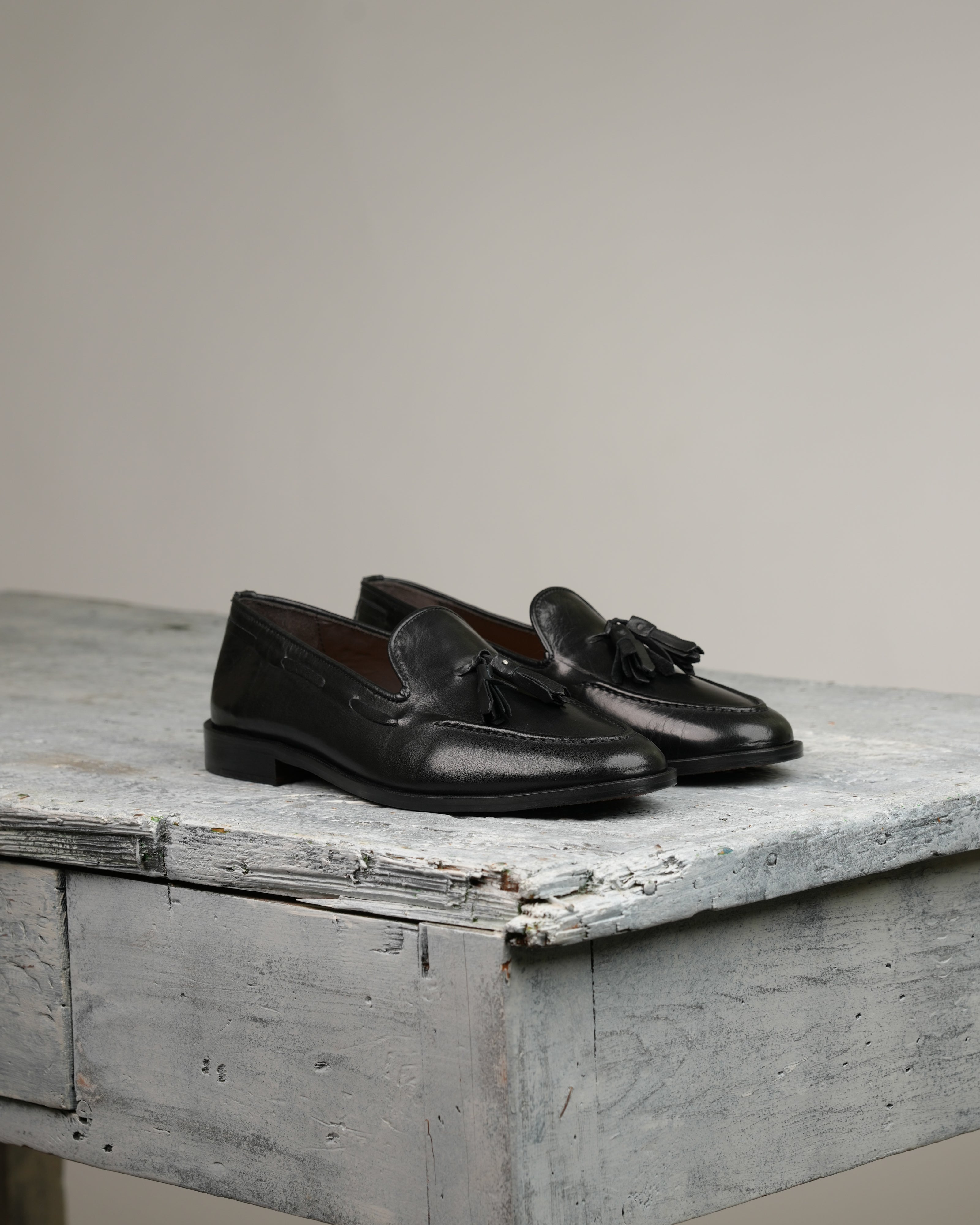 Mocasines con borlas SHALAPI Bari 1.1 para hombre en piel de búfalo en color negro