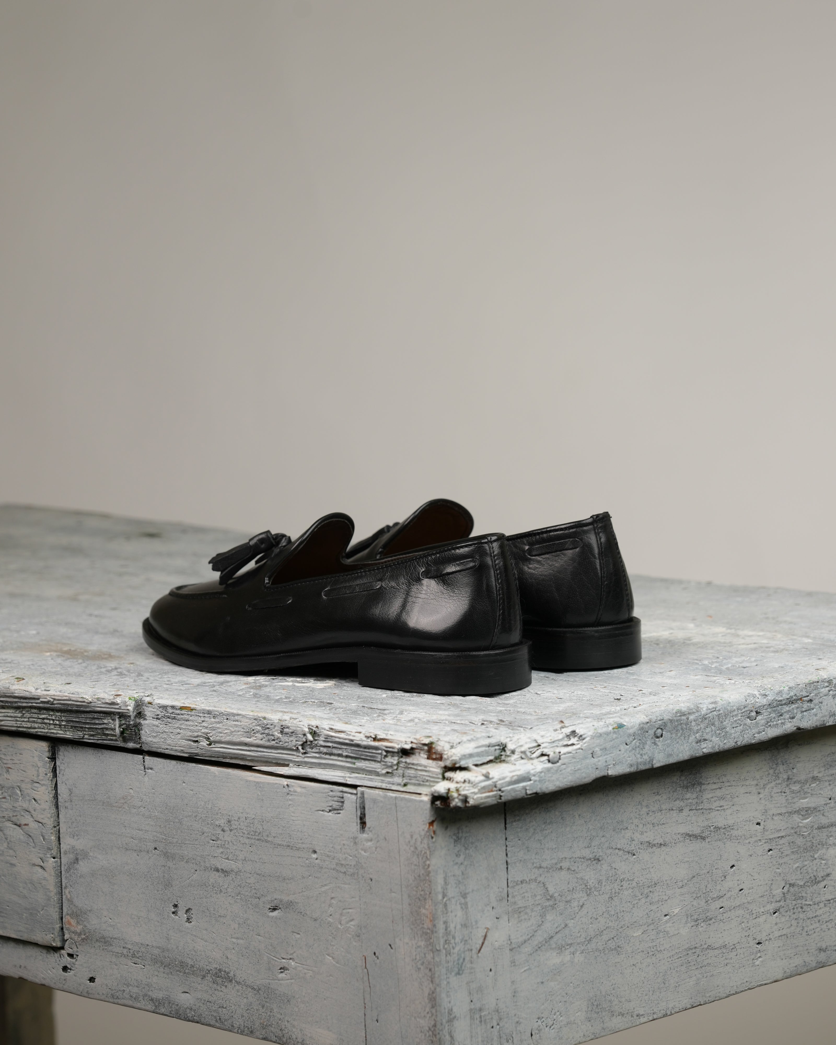 Mocasines con borlas SHALAPI Bari 1.1 para hombre en piel de búfalo en color negro 